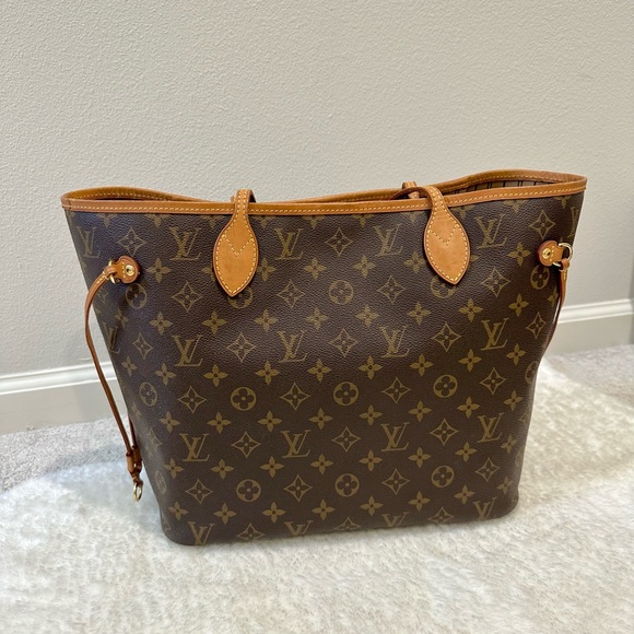 (SOLD) Louis Vuitton Neverfull MM Tote - Picture 4 of 13